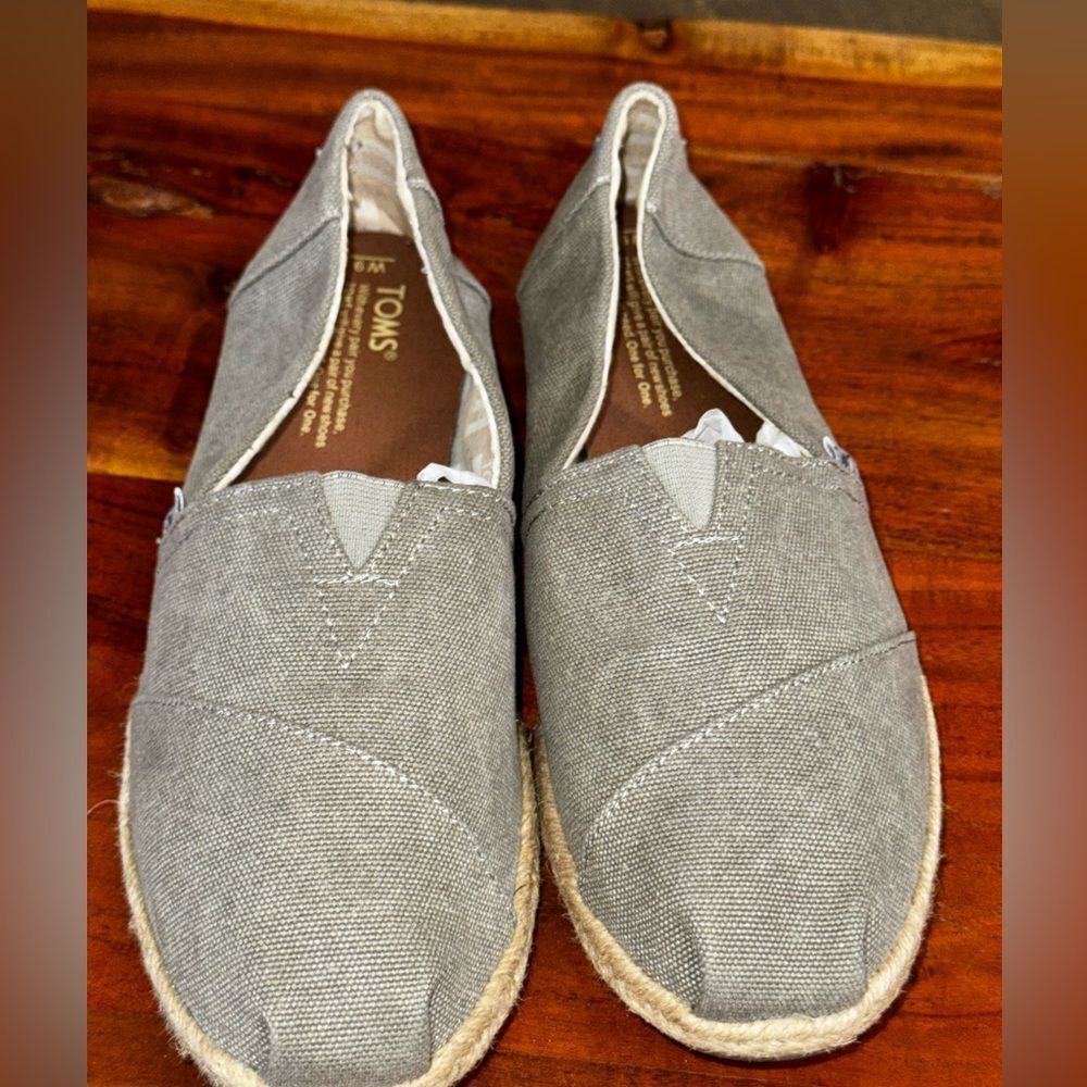TOMS NOW THATS A WRAP  Gray Slip-On Shoes SZ 9 NWOT